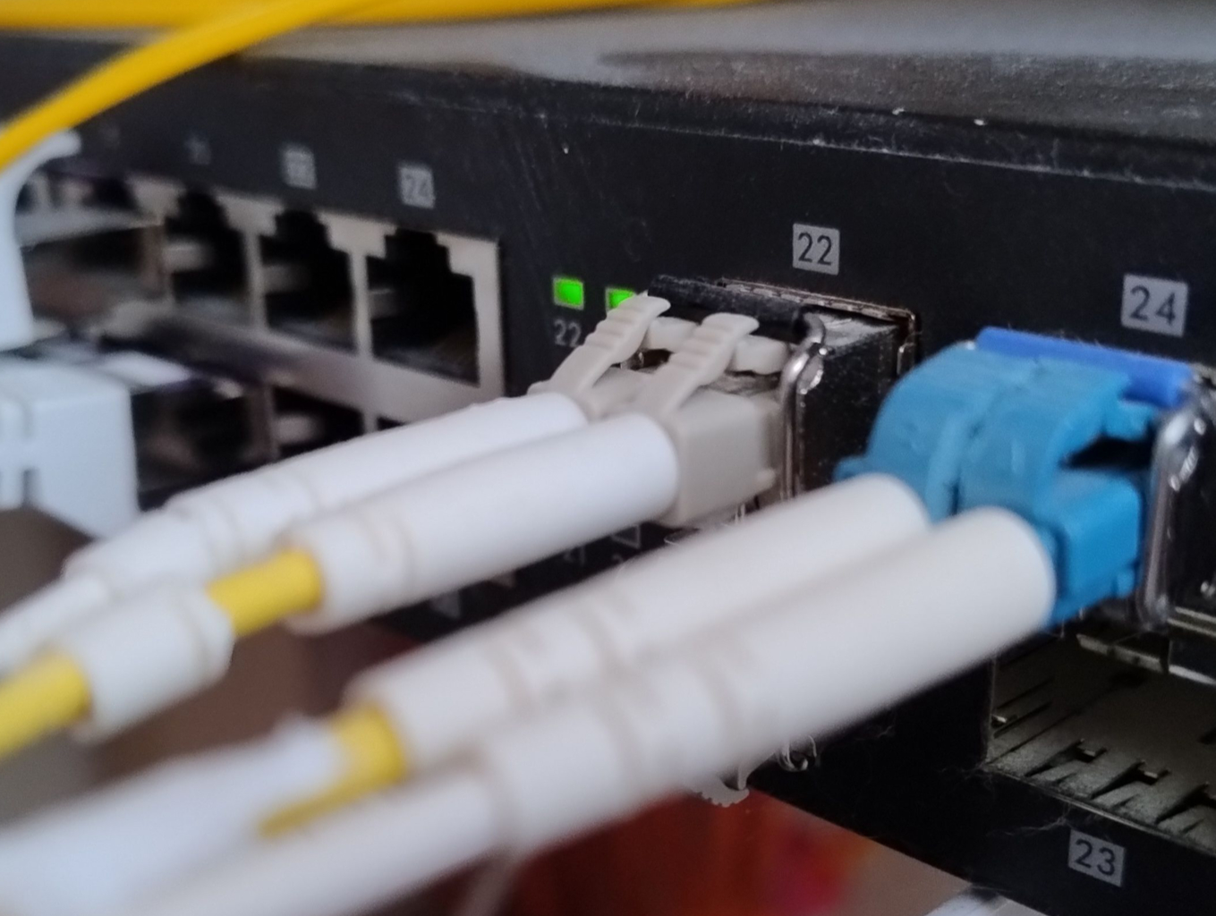 2 Glasfaserpaare die über LC-Stecker in einen Switch führen